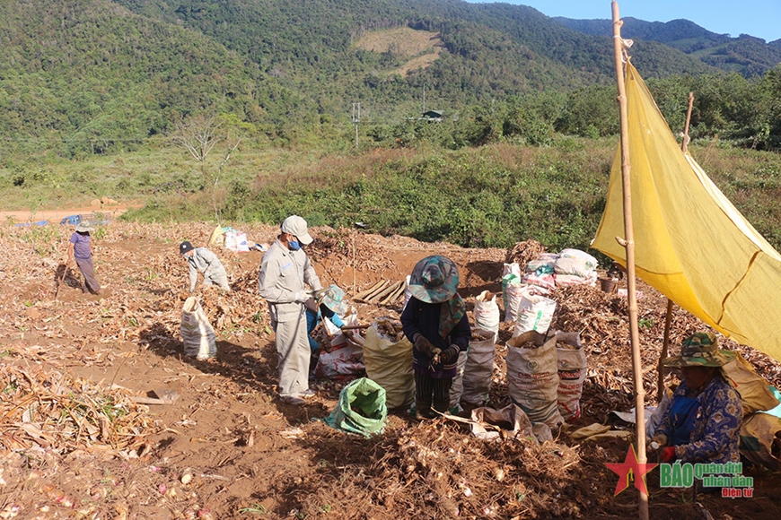 Việc nghĩa, việc tình trên biên giới Việt - Lào