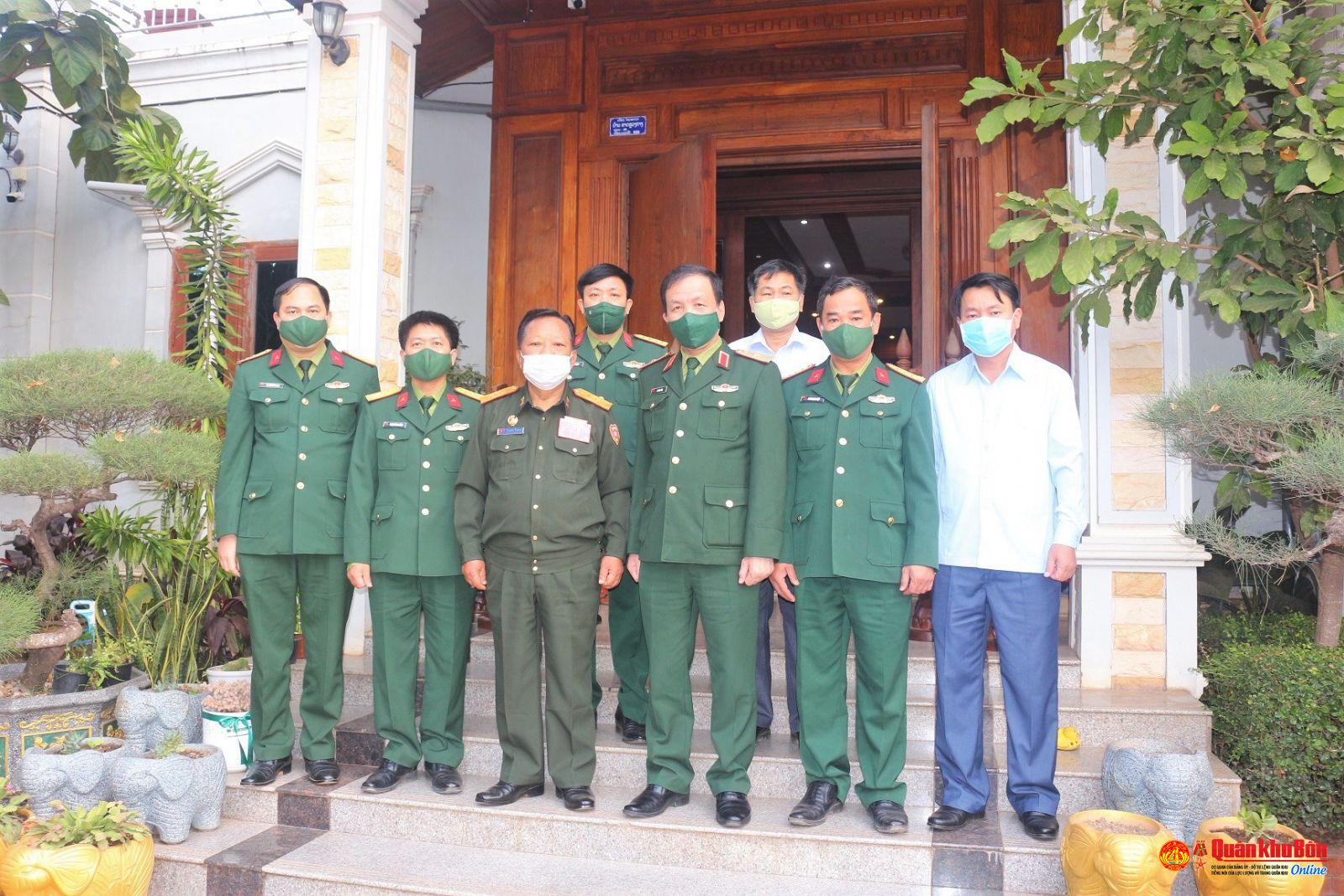 Bộ trưởng Bộ Quốc phòng Lào đón tiếp đoàn công tác Bộ Tư lệnh Quân khu 4